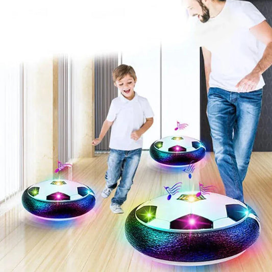 Werbegrafik mit LED-Hover-Fußbällen sowie einem Kind und einem Erwachsenen auf einem Holzboden